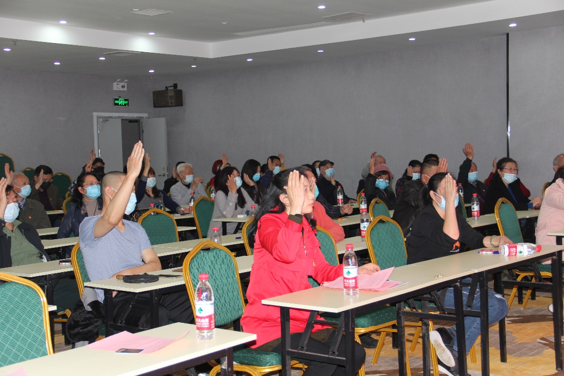 20210125 阳光100社区换届选举党员大会-表决通过阳光100社区党委上一届委员会工作报告决议(草案)。请工作人员宣读报告决议(草案).jpg